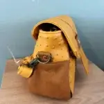 sac à main pour femme en cuir écologique haut de gamme jaune moutarde et marron clair.