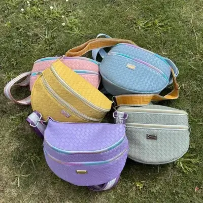 Craquez pour ce sac banane au tendres couleurs pastels au choix. Du bleu, du rose, du mauve, du jaune, et du vert sauge, avec triple zip doré ou multicolore. Élégant, compact et pratique avec sangle ajustable. Idéal au quotidien, à la ville ou en soirée. 5 couleurs.