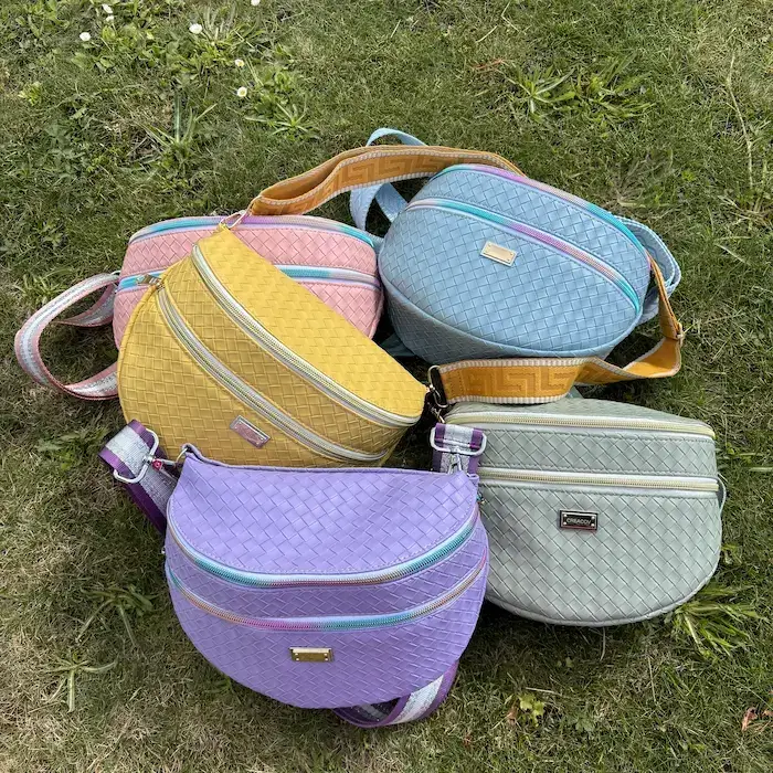 Craquez pour ce sac banane au tendres couleurs pastels au choix. Du bleu, du rose, du mauve, du jaune, et du vert sauge, avec triple zip doré ou multicolore. Élégant, compact et pratique avec sangle ajustable. Idéal au quotidien, à la ville ou en soirée. 5 couleurs.