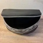 Sac banane en cuir synthétique noir effet satiné. Trois poches zippées. Intérieure toile imperméable. Bandoulière réglable. Sac ouvert.