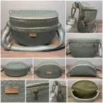 Craquez pour ce sac banane au tendres couleurs pastels au choix, avec triple zip multicolore. Élégant, compact et pratique avec sangle ajustable. Idéal au quotidien, à la ville ou en soirée. Couleur vert sauge.