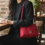 vue du sac porté par un mannequin IA pour vous rendre compte de la taille