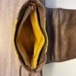 Sac à dos en cuir écologique marron clair et jaune piqué marron. Intérieur du sac ,poche zippée.