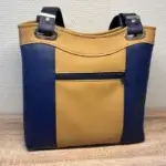 sac à main femme style tote-bag en cuir écologique noir satiné et noir effet Tressé . Deux anses cuir écologique noir pour un porté épaule. vue arrière