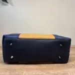 sac à main femme style tote-bag en cuir écologique noir satiné et noir effet Tressé . Deux anses cuir écologique noir pour un porté épaule. vue dessous détails pieds de sac.