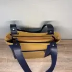 sac à main femme style tote-bag en cuir écologique noir satiné et noir effet Tressé . Deux anses cuir écologique noir pour un porté épaule. vue dessus