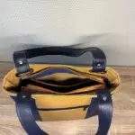 sac à main femme style tote-bag en cuir écologique noir satiné et noir effet Tressé . Deux anses cuir écologique noir pour un porté épaule. vue détail.