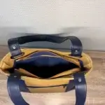 sac à main femme style tote-bag en cuir écologique noir satiné et noir effet Tressé . Deux anses cuir écologique noir pour un porté épaule. vue intérieur