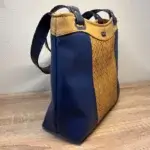 sac à main femme style tote-bag en cuir écologique noir satiné et noir effet Tressé . Deux anses cuir écologique noir pour un porté épaule. vue profil