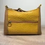 sac à main fait main . Se porte en bandoulière. Similicuir jaune piqué et camel. arrière du sac