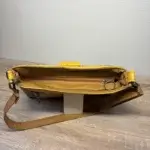 sac à main fait main . Se porte en bandoulière. Similicuir jaune piqué et camel. Dessus sac. Fermeture zippée