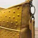 sac à main fait main . Se porte en bandoulière. Similicuir jaune piqué et camel. Texture des similicuirs