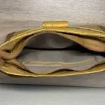 sac à main fait main . Se porte en bandoulière. Similicuir jaune piqué et camel. Intérieur du sac