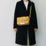 vue du sac porté par un mannequin IA pour vous rendre compte de la taille