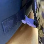 Sac à dos en toile bleue poches extérieures détail attaches des poches