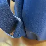 Sac à dos en toile bleue vue sur détail attache sangle