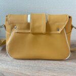 sac à main pour femme en similicuir haute couture jaune et blanc. Qualité du simili exceptionnelle.