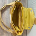 sac à main pour femme en similicuir haute couture jaune et blanc. Qualité du simili exceptionnelle.