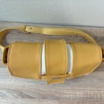 sac à main pour femme en similicuir haute couture jaune et blanc. Qualité du simili exceptionnelle.