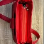 sac élégant et chic en similicuir rouge mat et rouge reptile brillant. Dessus fermeture zippée.