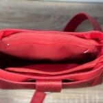 sac élégant et chic en similicuir rouge mat et rouge reptile brillant. Intérieur poche zippée.