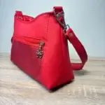 sac élégant et chic en similicuir rouge mat et rouge reptile brillant. Vue latérale.