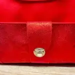 sac élégant et chic en similicuir rouge mat et rouge reptile brillant. Poche plaquée avant avec rabat fermeture attache cartable