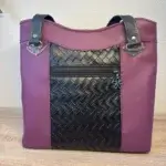 sac à main femme style tote-bag en simili noir tressé et simili grainé violet aspect cuir. Bouclerie fantaisie en triangle ,métal argenté. Deux anses simili cuir pour un porté épaule. Poche arrière zippée.