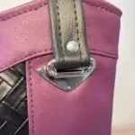 sac à main femme style tote-bag en simili noir tressé et simili grainé violet aspect cuir. Bouclerie fantaisie en triangle ,métal argenté. Deux anses simili cuir pour un porté épaule. Détails connecteurs fantaisies.