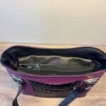 sac à main femme style tote-bag en simili noir tressé et simili grainé violet aspect cuir. Bouclerie fantaisie en triangle ,métal argenté. Deux anses simili cuir pour un porté épaule. Fermé par un ZIP.