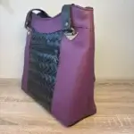 sac à main femme style tote-bag en simili noir tressé et simili grainé violet aspect cuir. Bouclerie fantaisie en triangle ,métal argenté. Deux anses simili cuir pour un porté épaule. vue latérale