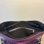 sac à main femme style tote-bag en simili noir tressé et simili grainé violet aspect cuir. Bouclerie fantaisie en triangle ,métal argenté. Deux anses simili cuir pour un porté épaule. Intérieur toile imperméable poche zippée de chaque côté.