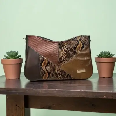 Sac à main de fabrication artisanale en cuir écologique marron et empiècement effet python.. interface structuré et géométrique.