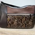 Sac à main de fabrication artisanale en cuir écologique marron et empiècement effet python.. interface structuré et géométrique. Arrière du sac avec poche zippèe.