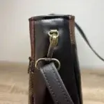 Sac à main de fabrication artisanale en cuir écologique marron et empiècement effet python.. interface structuré et géométrique. Attaches connecteurs.