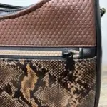 Sac à main de fabrication artisanale en cuir écologique marron et empiècement effet python.. interface structuré et géométrique. Détails des matières.