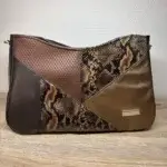 Sac à main de fabrication artisanale en cuir écologique marron et empiècement effet python.. interface structuré et géométrique. Avant du sac.