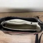 Sac à main de fabrication artisanale en cuir écologique marron et empiècement effet python.. interface structuré et géométrique. Intérieur du sac avec poche zippée.