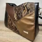 Sac à main de fabrication artisanale en cuir écologique marron et empiècement effet python.. interface structuré et géométrique. Profil du sac.