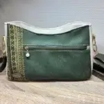Sac à main de fabrication artisanale en cuir écologique vert et beige, empiècement effet mosaïque. interface structuré et géométrique. Arrière du sac et poche zippée.
