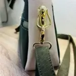 Sac à main de fabrication artisanale en cuir écologique vert et beige, empiècement effet mosaïque. interface structuré et géométrique. Attaches de sangles.