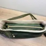 Sac à main de fabrication artisanale en cuir écologique vert et beige, empiècement effet mosaïque. interface structuré et géométrique. Dessus du sac avec fermeture zippé.