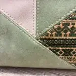 Sac à main de fabrication artisanale en cuir écologique vert et beige, empiècement effet mosaïque. interface structuré et géométrique. Texture des matières.