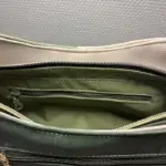 Sac à main de fabrication artisanale en cuir écologique vert et beige, empiècement effet mosaïque. interface structuré et géométrique. Intérieur du sac, poche zippé.